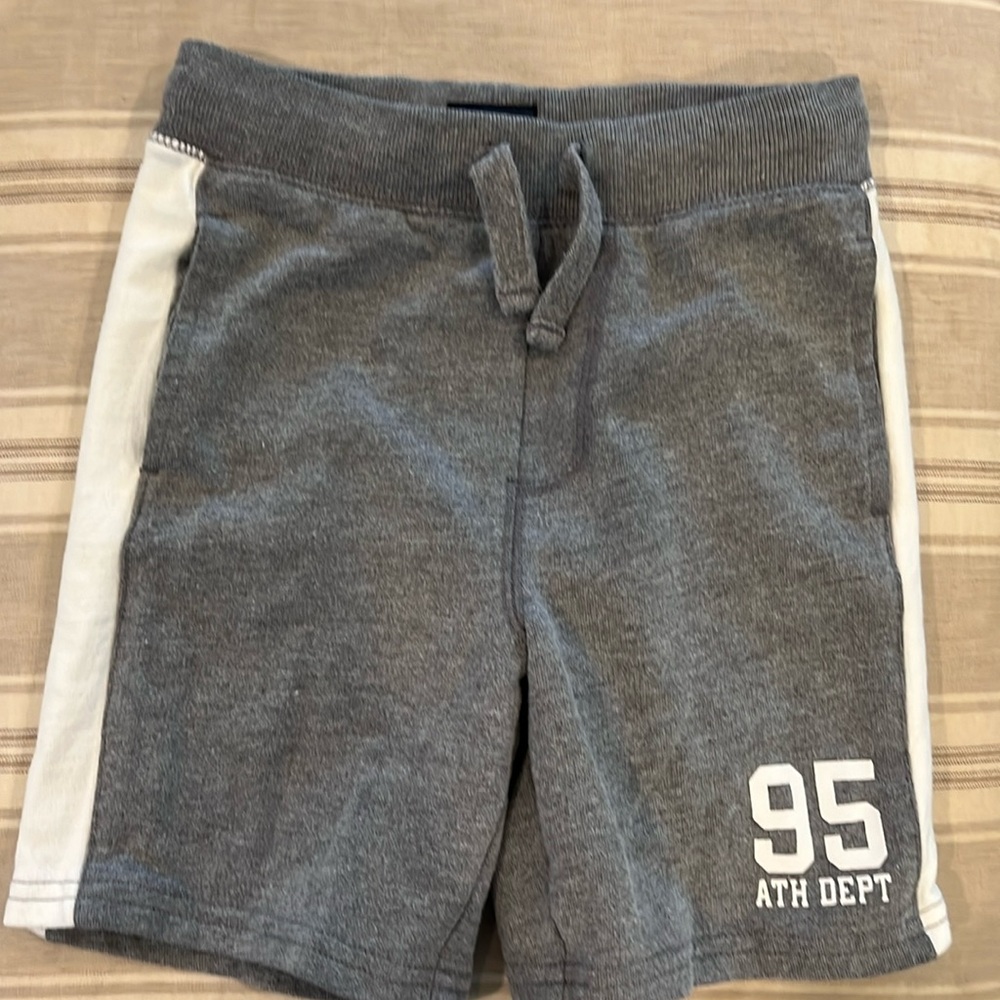 Like new Oshkosh Bosh size 4/5 shorts